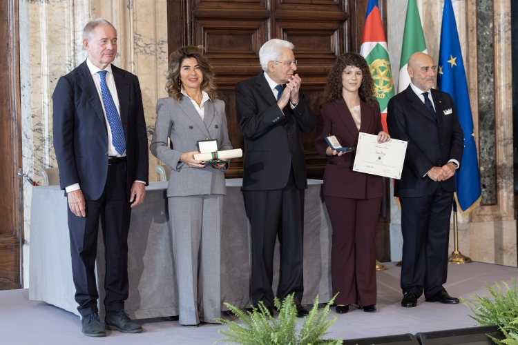 Il Presidente della Repubblica Sergio Mattarella con l'Alfiere del Lavoro Elena Mora
