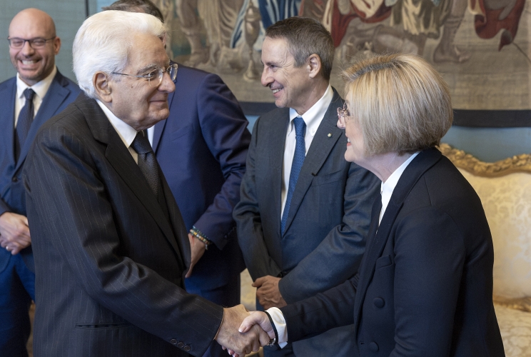 Il Presidente Sergio Mattarella saluta Marina Calderone, Ministro del lavoro e delle politiche sociali, in occasione della cerimonia di consegna delle Stelle al Merito del Lavoro per l’anno 2026