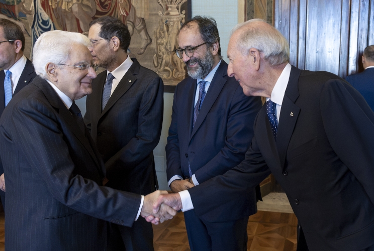 Il Presidente Sergio Mattarella saluta Andrea Peressutti, Presidente della Federazione Nazionale Maestri del Lavoro, in occasione della cerimonia di consegna delle Stelle al Merito del Lavoro per l’anno 2026
