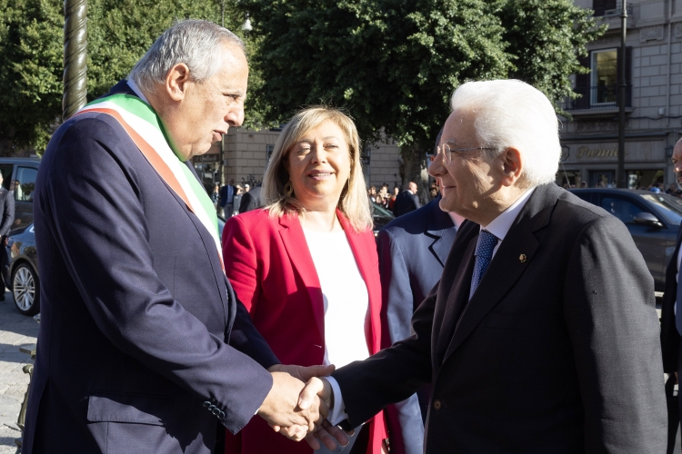 Il Presidente della Repubblica Sergio Mattarella accolto da Roberto Lagalla, Sindaco di Palermo in occasione della giornata inaugurale dell’VIII Congresso nazionale degli avvocati amministrativisti dal titolo “L’avvocato amministrativista tra valori costituzionali, regole processuali e norme sovranazionali: strumenti e forme di mediazione tra autorità e libertà”