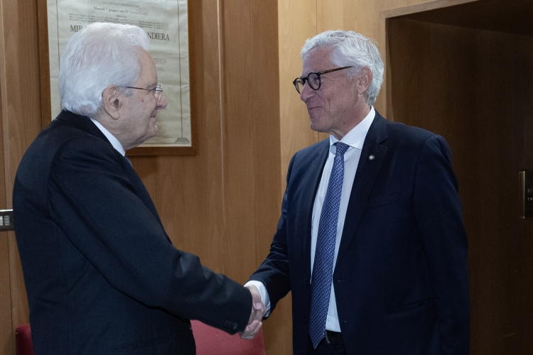 Il Presidente della Repubblica Sergio Mattarella saluta Giovanni Pitruzzella, Giudice della Corte costituzionale in occasione della giornata inaugurale dell’VIII Congresso nazionale degli avvocati amministrativisti dal titolo “L’avvocato amministrativista tra valori costituzionali, regole processuali e norme sovranazionali: strumenti e forme di mediazione tra autorità e libertà”