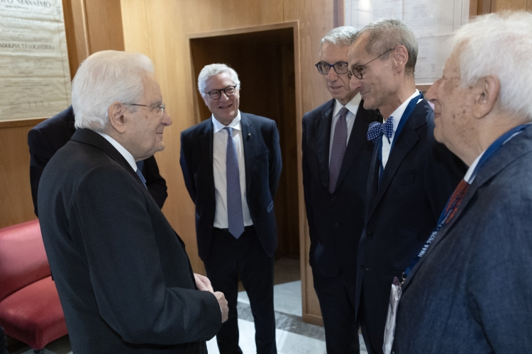 Il Presidente della Repubblica Sergio Mattarella saluta Giovanni Pitruzzella, Giudice della Corte costituzionale; Luigi Maruotti, Presidente del Consiglio di Stato; Orazio Abbamonte, Presidente dell’Unione Nazionale degli Avvocati Amministrativisti; Guido Corso, Professore emerito di Diritto Amministrativo presso l’Università degli studi Roma Tre, in occasione della giornata inaugurale dell’VIII Congresso nazionale degli avvocati amministrativisti dal titolo “L’avvocato amministrativista tra valori costituzionali, regole processuali e norme sovranazionali: strumenti e forme di mediazione tra autorità e libertà” 