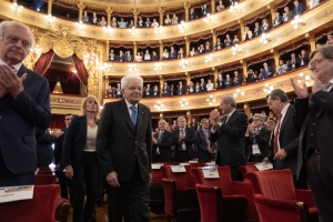 Il Presidente della Repubblica Sergio Mattarella saluta Giovanni Pitruzzella, Giudice della Corte costituzionale; Luigi Maruotti, Presidente del Consiglio di Stato; Orazio Abbamonte, Presidente dell’Unione Nazionale degli Avvocati Amministrativisti; Guido Corso, Professore emerito di Diritto Amministrativo presso l’Università degli studi Roma Tre, in occasione della giornata inaugurale dell’VIII Congresso nazionale degli avvocati amministrativisti dal titolo “L’avvocato amministrativista tra valori costituzionali, regole processuali e norme sovranazionali: strumenti e forme di mediazione tra autorità e libertà”