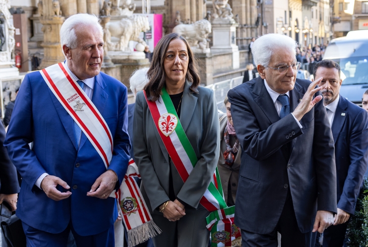 Il Presidente Mattarella accolto da Eugenio Giani, Presidente della Regione Toscana e Sara Funaro, Sindaco della Città metropolitana di Firenze, in occasione della cerimonia di apertura del 5° Festival delle Regioni e delle Provincie Autonome