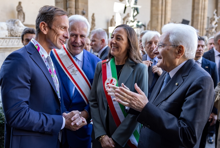 Il Presidente Mattarella accolto da Massimiliano Fedriga, Presidente della Conferenza delle Regioni e delle Province autonome, Eugenio Giani, Presidente della Regione Toscana e Sara Funaro, Sindaco della Città metropolitana di Firenze in occasione della cerimonia di apertura del 5° Festival delle Regioni e delle Provincie Autonome