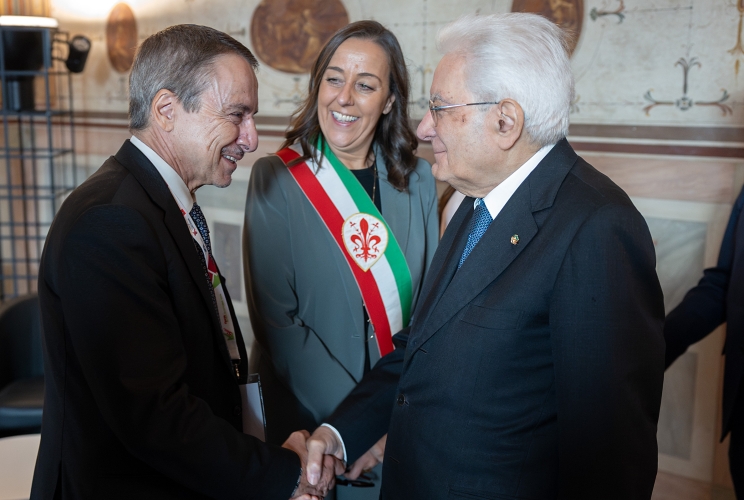 Il Presidente Mattarella saluta Luca Antonini, Vice Presidente della Corte costituzionale e relatore alla cerimonia di apertura del 5° Festival delle Regioni e delle Provincie Autonome