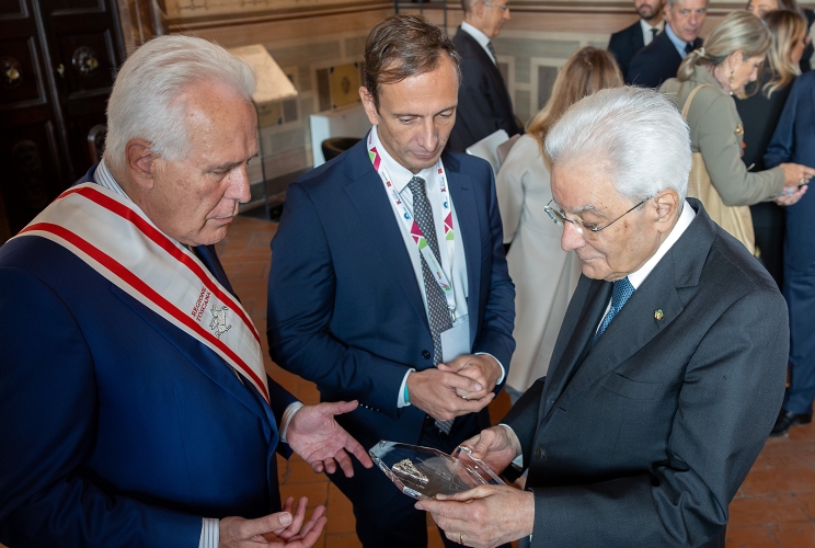 Il Presidente Mattarella con Massimiliano Fedriga, Presidente della Conferenza delle Regioni e delle Province autonome e  Eugenio Giani, Presidente della Regione Toscana,  in occasione della cerimonia di apertura del 5° Festival delle Regioni e delle Provincie Autonome