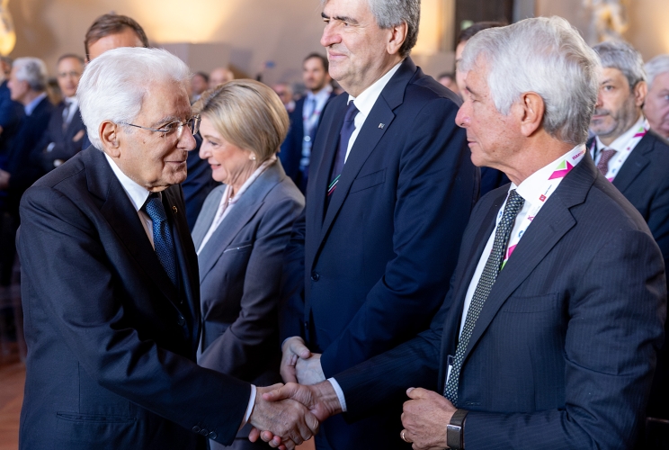 Il Presidente Mattarella saluta i  Ministri Andrea Abodi, Gianmarco Mazzi e Marina Elvira Calderone, alla cerimonia di apertura del 5° Festival delle Regioni e delle Provincie Autonome