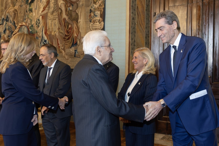 Il Presidente della Repubblica Sergio Mattarella con Andrea Sironi, Presidente della Fondazione AIRC, Anna Mondino, Direttrice scientifica della Fondazione AIRC, in occasione della cerimonia di celebrazione de “I Giorni della Ricerca"
