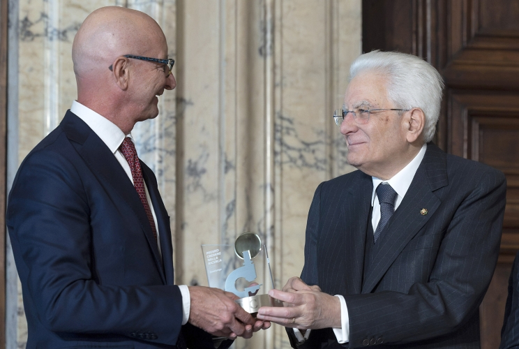 Il Presidente della Repubblica Sergio Mattarella consegna il Premio speciale AIRC “Credere nella Ricerca” a Esselunga S.p.a.
