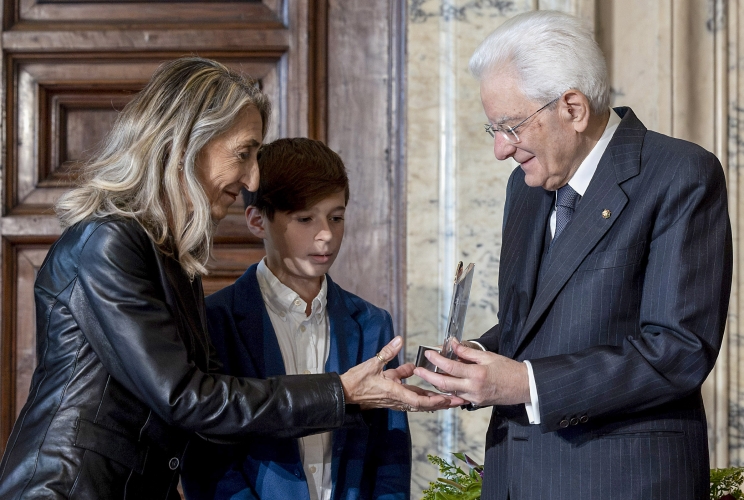 Il Presidente della Repubblica Sergio Mattarella consegna il Premio speciale AIRC “Credere nella Ricerca” a Istituto Comprensivo Scherillo-Pirandello-Svevo di Napoli

