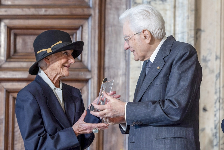 Il Presidente della Repubblica Sergio Mattarella consegna il Premio speciale AIRC “Credere nella Ricerca” a Rita Gastaldi, donatrice AIRC
