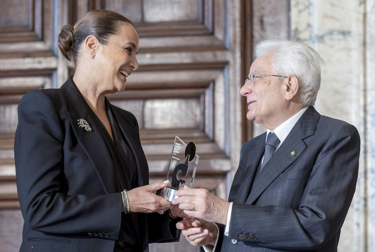 Il Presidente della Repubblica Sergio Mattarella consegna il Premio speciale AIRC “Credere nella Ricerca” a Roberta Capua, Ambasciatrice AIRC
