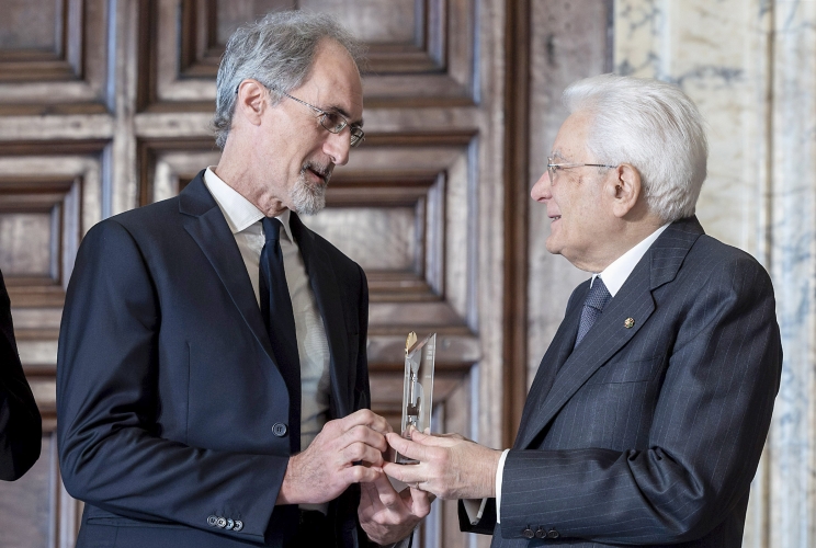 Il Presidente della Repubblica Sergio Mattarella consegna il Premio il Premio biennale AIRC “Guido Venosta” al Prof. Michele Reni
