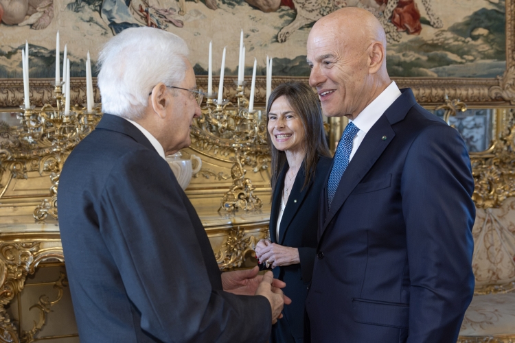 Il Presidente della Repubblica Sergio Mattarella con Giuseppina Di Foggia Presidente del Consiglio di amministrazione di Eni,e con Claudio Descalzi Amministratore delegato di Eni,in occasione della cerimonia di premiazione dei vincitori Eni Award 2026
