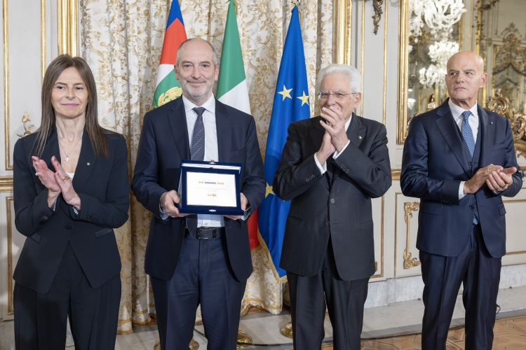 Il Presidente della Repubblica Sergio Mattarella consegna il Premio Soluzioni Ambientali Avanzate al professor John Hartwig
