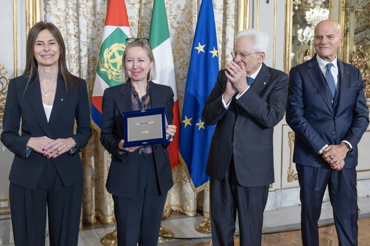 Il Presidente della Repubblica Sergio Mattarella consegna il Premio Transizione Energetica alla professoressa Véronique Gouverneur
