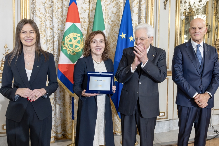 Il Presidente della Repubblica Sergio Mattarella consegna il Premio Frontiere dell’Energia alla professoressa Laura Gagliardi
