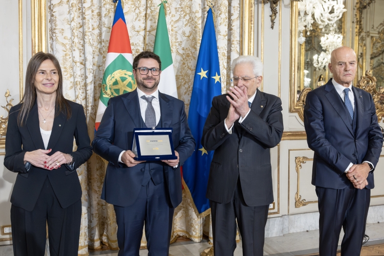 Il Presidente della Repubblica Sergio Mattarella consegna il Premio Giovane Ricercatore dell’Anno al dottor Leonardo Magherini
