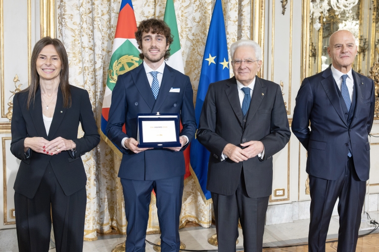 Il Presidente della Repubblica Sergio Mattarella consegna il Premio Giovane Ricercatore dell’Anno al dottor Filippo Trevisi

