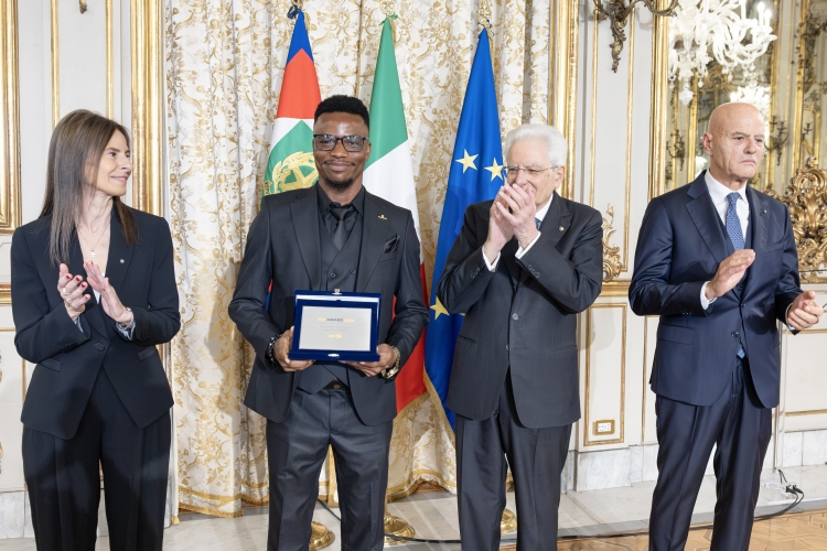 Il Presidente della Repubblica Sergio Mattarella consegna il Premio Giovani Talenti dall’Africa al dottor Nosakhare Jeremiah Aigbedion

