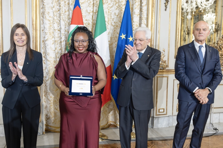 Il Presidente della Repubblica Sergio Mattarella consegna il Premio Giovani Talenti dall’Africa alla dottoressa Gosego Keotshepile Mapula Sedikelo
