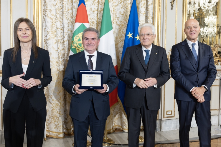 Il Presidente della Repubblica Sergio Mattarella consegna il Riconoscimento all’Innovazione Eni a Mario Baldassarre, Mauro Burattini, Rosa Carbone, Davide Chianetta, Davide Deriu
