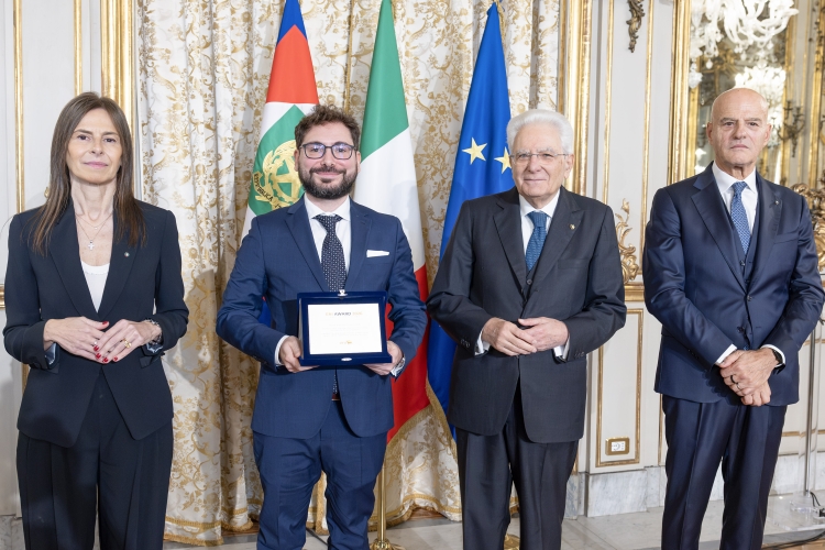 Il Presidente della Repubblica Sergio Mattarella consegna il Riconoscimento all’Innovazione Eni a Francesco Cannarile, Aurora Cerabolini, Roberto Grandi, Lorenzo Lancia, Debora Parisi, Gianmaria Tarantino
