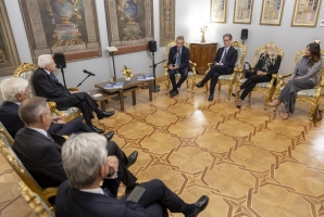 Il Presidente Sergio Mattarella nel corso dell'incontro con Gaetano Manfredi, Presidente Anci, unitamente a una delegazione 
