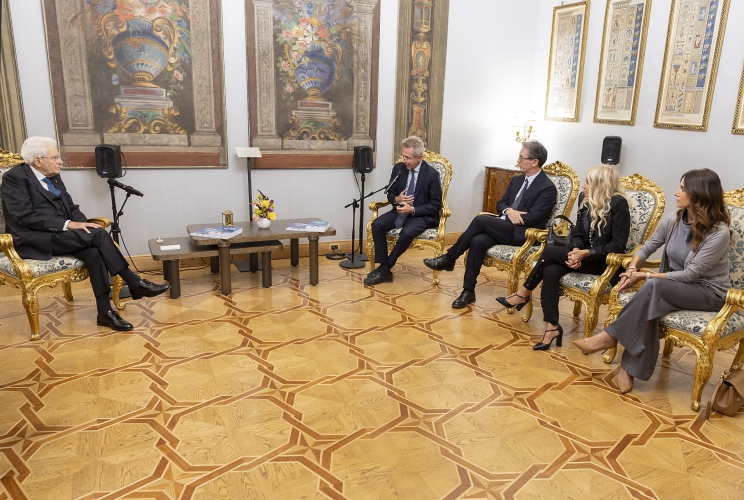 Il Presidente Sergio Mattarella nel corso dell'incontro con Gaetano Manfredi, Presidente Anci, unitamente a una delegazione 