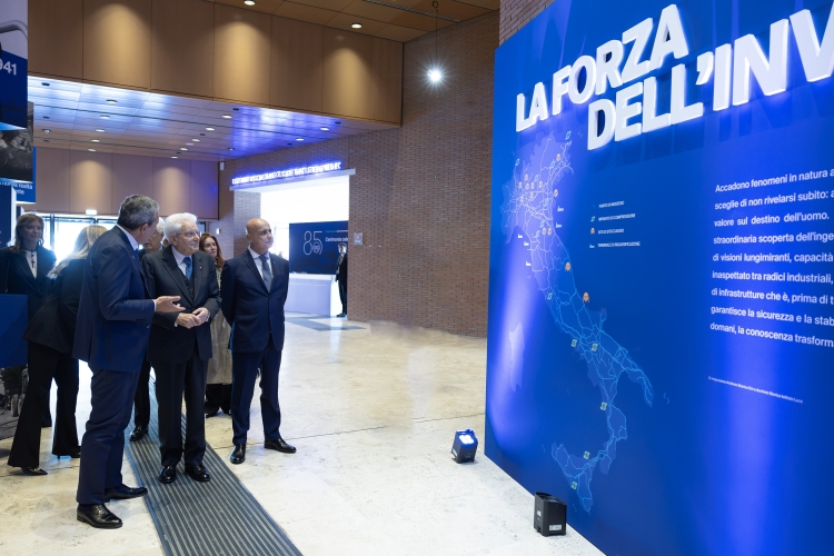 Il Presidente della Repubblica Sergio Mattarella con Alessandro Zehentner, Presidente di SNAM,  Agostino Scornajenchi, Amministratore delegato di SNAM, in occasione della cerimonia dell'85° anniversario di costituzione di SNAM
