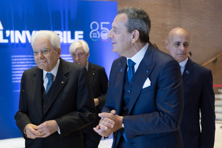 Il Presidente della Repubblica Sergio Mattarella con Alessandro Zehentner, Presidente di SNAM,  Agostino Scornajenchi, Amministratore delegato di SNAM, in occasione della cerimonia dell'85° anniversario di costituzione di SNAM

