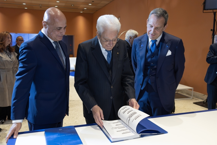 Il Presidente della Repubblica Sergio Mattarella con Alessandro Zehentner, Presidente di SNAM,  Agostino Scornajenchi, Amministratore delegato di SNAM, in occasione della cerimonia dell'85° anniversario di costituzione di SNAM

