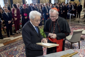 Il Presidente Sergio Mattarella con S.Em. Cardinale Pietro Parolin, Segretario di Stato della Santa Sede, al termine dell'incontro con una delegazione di Villa Nazareth, Collegio universitario di merito 