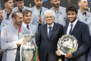 Incontro del Presidente della Repubblica con la Nazionale di calcio italiana, di ritorno dai Campionati europei, e con la Federazione Italiana Tennis, di ritorno dal Torneo di Wimbledon.