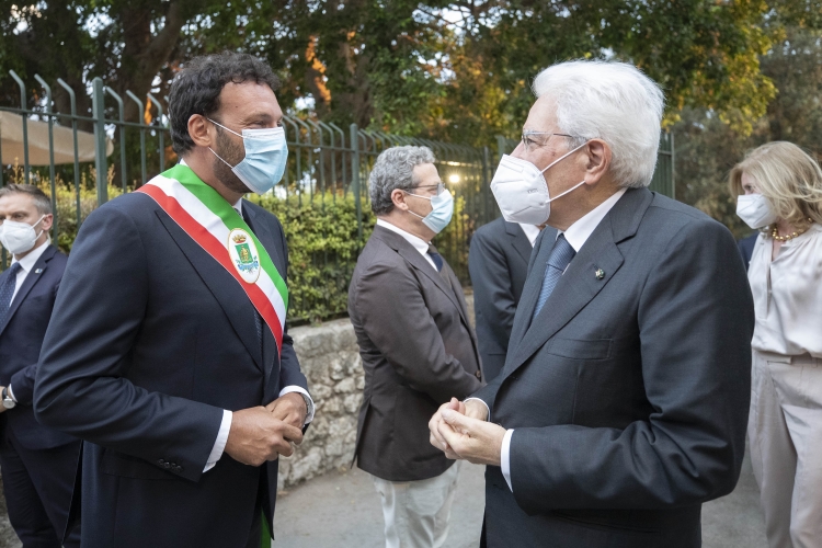 Il Presidente della Repubblica Sergio Mattarella con Francesco Italia, Sindaco di Siracusa e Presidente della Fondazione Onlus Istituto nazionale del dramma antico
