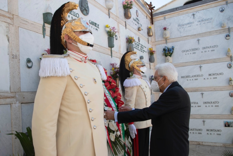 Il Presidente della Repubblica Sergio Mattarella, a Ventotene, depone una corona di fiori sulla tomba di Altiero Spinelli
