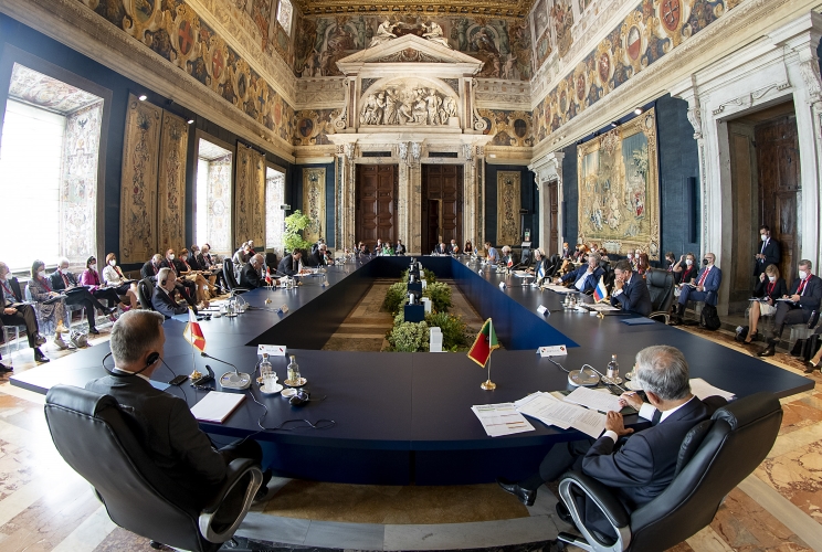 La prima sessione di lavoro in occasione della XVI riunione del gruppo Arraiolos
