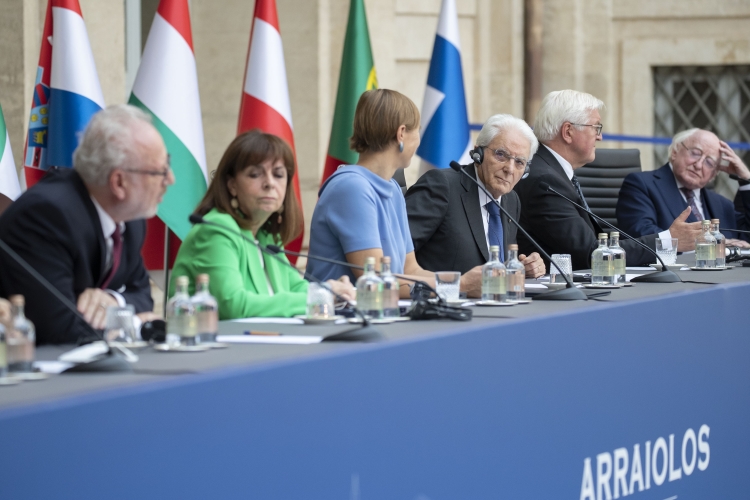 Il Presidente Sergio Mattarella e i Capi di Stato partecipanti alla XVI riunione del Gruppo Arraiolos nel corso delle dichiarazioni alla stampa
