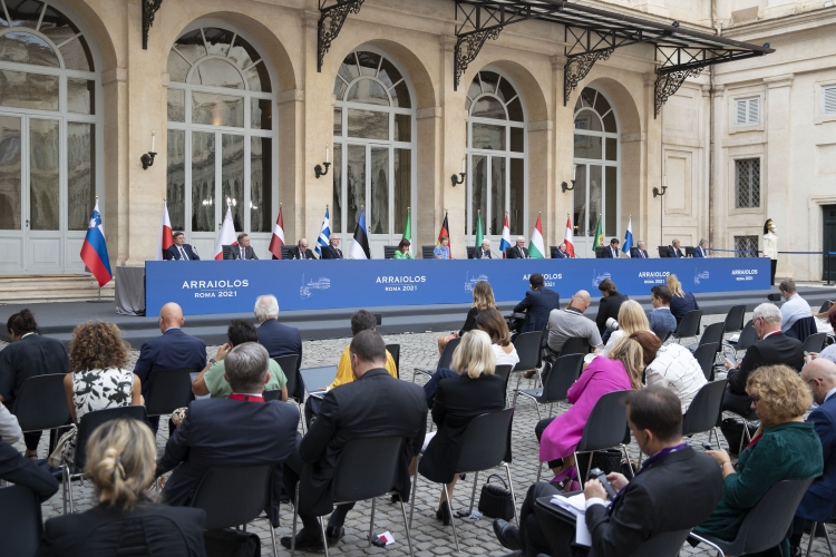Il Presidente Sergio Mattarella e i Capi di Stato partecipanti alla XVI riunione del Gruppo Arraiolos nel corso delle dichiarazioni alla stampa

