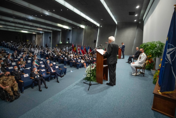 
Il Presidente della Repubblica Sergio Mattarella durante il suo indirizzo di saluto alla cerimonia di celebrazione del 70° anniversario della NATO in Italia
