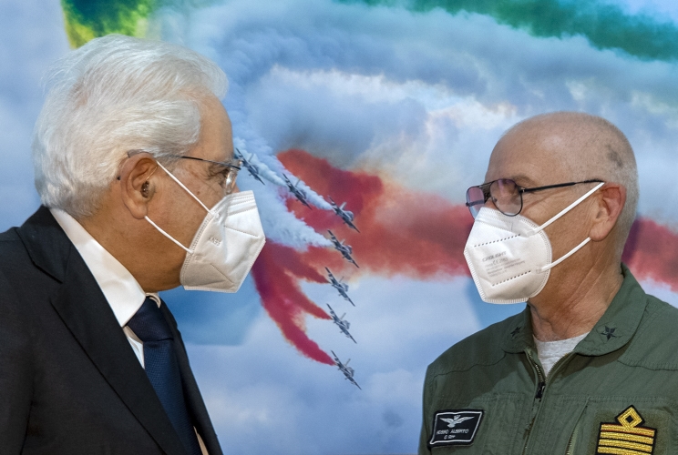 Il Presidente della Repubblica Sergio Mattarella con il Gen. S.A. Alberto Rosso, Capo di Stato Maggiore dell'Aeronautica Militare, in occasione della cerimonia celebrativa del 60° anniversario di costituzione della Pattuglia Acrobatica Nazionale
