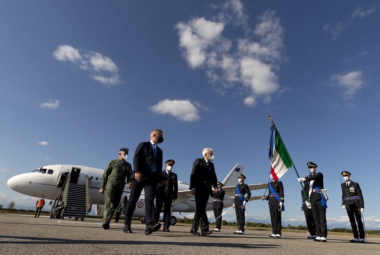 Il Presidente della Repubblica Sergio Mattarella al suo arrivo all'aeroporto di Rivolto in occasione della cerimonia celebrativa del 60° anniversario di costituzione della Pattuglia Acrobatica Nazionale