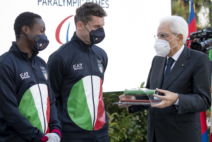 Gli atleti olimpici consegnano in dono il testimone della staffetta al Presidente Sergio Mattarella