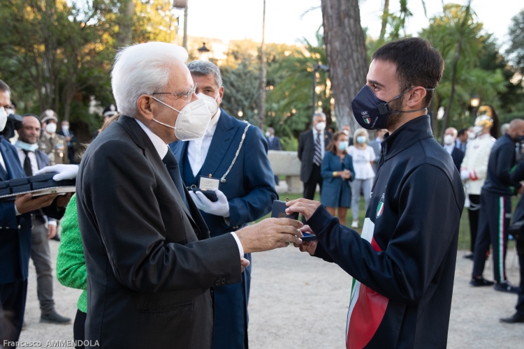 Il Presidente della Repubblica Sergio Mattarella consegna agli atleti una medaglia ricordo