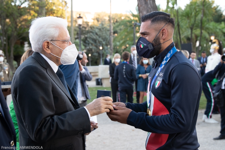 Il Presidente della Repubblica Sergio Mattarella consegna agli atleti una medaglia ricordo