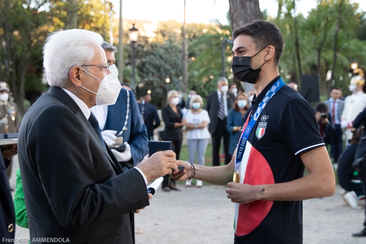 Il Presidente della Repubblica Sergio Mattarella consegna agli atleti una medaglia ricordo