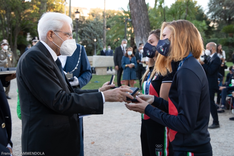 Il Presidente della Repubblica Sergio Mattarella consegna agli atleti una medaglia ricordo