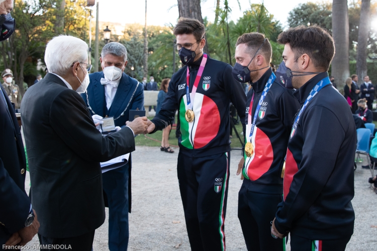 Il Presidente della Repubblica Sergio Mattarella consegna agli atleti una medaglia ricordo
