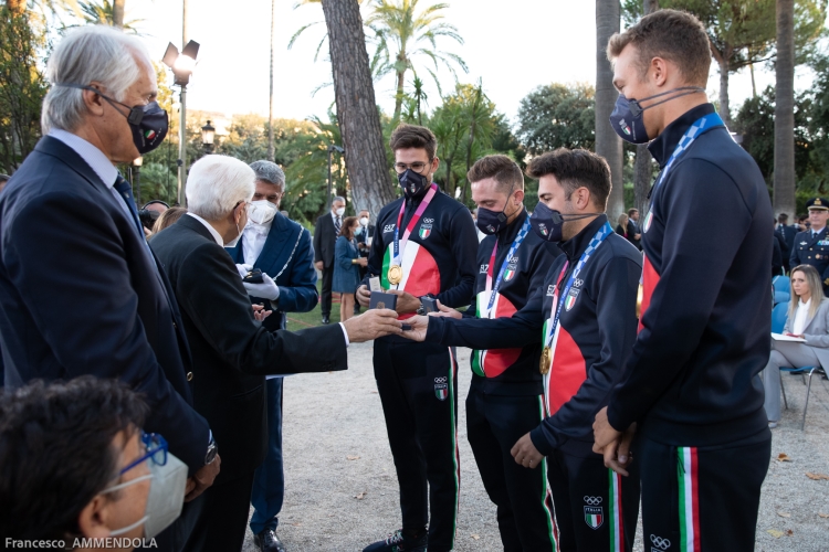 Il Presidente della Repubblica Sergio Mattarella consegna agli atleti una medaglia ricordo